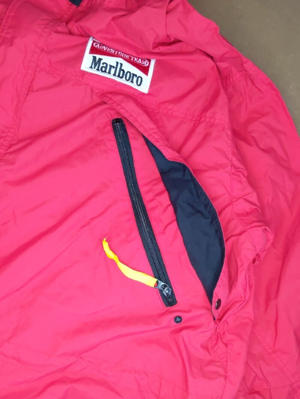 Marlboro Hooded Windbreaker Jacket in Red XL - Picture 9 of 16